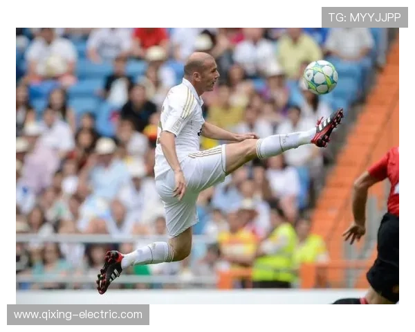 204厘米足球明星的传奇之路与巅峰时刻揭秘